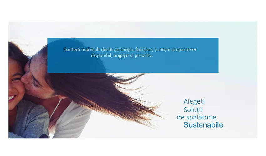 Banner cu o femeie care sărută un copil: „Suntem mai mult decât un simplu furnizor, suntem un partener disponibil, angajat și proactiv. Alegeți soluții de spălătorie sustenabile”