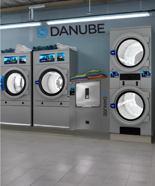 Showroom Danube: uscătoare industriale în rând și uscător dublu suprapus, sub logo Danube